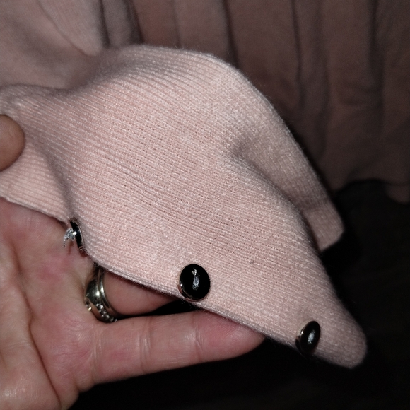 Pretty soft pink Primark sweater, faux buttons on cuff, size M, v neck - Picture 4 of 9